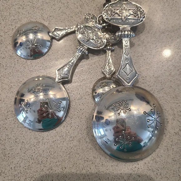 Holiday Theme Silver Measuring Spoons with Green and Red Accents - Picture 5 of 6